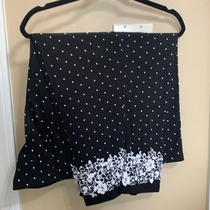 Avenue elastic waist Sz 28 Capri pants. Black wire dots. Floral border. So cute